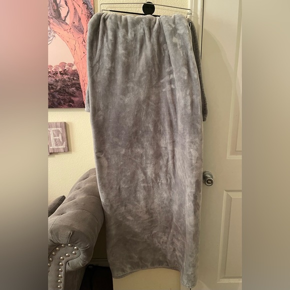 Better Homes And Gardens Dresses & Skirts - Better Homes And Gardens Soft Gray throw blanket pre-owned